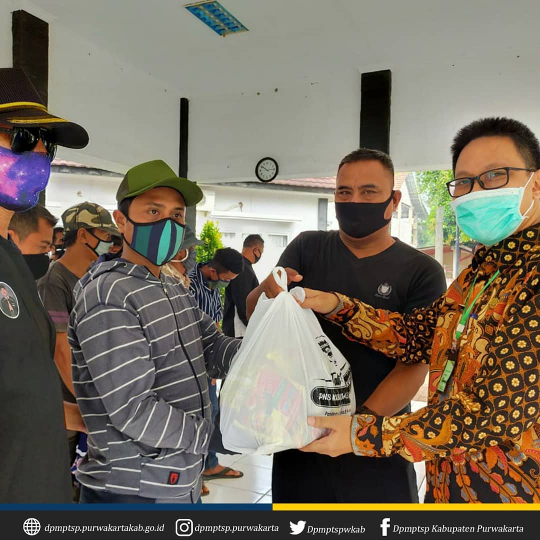 Penyerahan Bantuan Sembako dari DPMPTSP Kepada Masyarakat Desa Cipancur, Karyamekar, dan Cipinang Kecamatan Cibatu Kab. Purwakarta